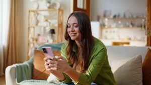 Budget Hacks for Ecommerce Stores Using AI Driven Bidding vs Manual Bids